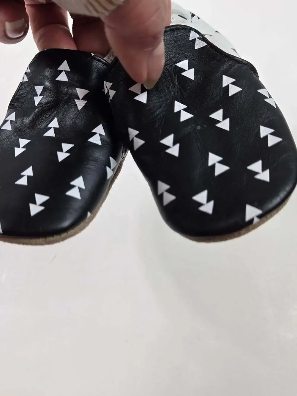 Robeez Baby Soft Sole Leather Crib Shoes 0-6 Months Black White Triangle Print